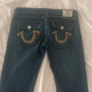  True Religion Rainbow Billy Brown  - Säljer dessa fina True religion jeansen. Byxorna har storlek M och midjemått på 42 cm rakt över och innerbenslängd 81 cm. Skriv för fler bilder! Pris kan diskuteras!! 