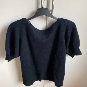 Stickad tröja - Jag säljer denna stickade volang tröjan. Den är från vero moda. Den är lite nopprig (se bild 3)