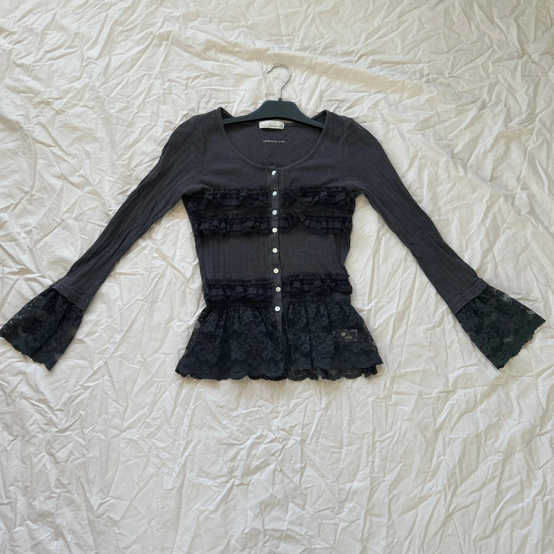 Blus med spetsdetaljer - 91