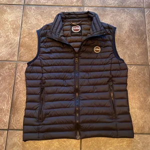 Colmar väst - Västen har inga skador alls. Storlek S Pris kan diskuteras vid snabb affär. Skriv om ni har några frågor eller vill ha fler bilder.