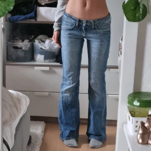 Lågmidjade bootcut jeans - Lee lågmidjade bootcut jeans. Midja:36cm. Innerben:78cm. Skriv om du vill ha fler bilder eller undrar något pris är diskuterbart. Använd gärna köp nu!♥️♥️