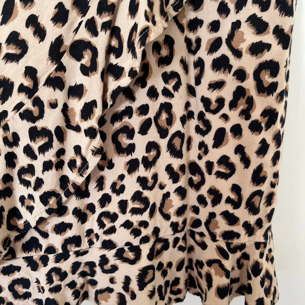 Klänning från H&M i leopardmönster. Klänningar.