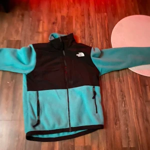 The North Face Fleece Jacka - The north face fleece jacka, för endast 575kr, använd 2 gånger endast då den nu är för liten för mig, skick är 10/10 Nypris 950. Storlek S