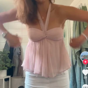 Rosa topp  - Säljer denna fina toppen från Nelly, bilden är lånad skriv för mer info❤️