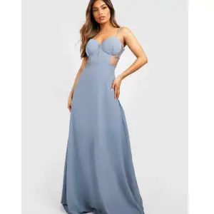 Säljer min blåa balklänning från Boohoo. 💕 Endast använd på balen en kväll, finns två väldigt små fläckar bak på klänningen. (se sista bild) 