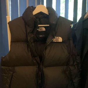 North face väst - Mycket fin väst som är använd väldigt försiktigt.