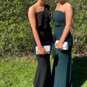 Svart balklänning  - Säljer min underbara balklänning som endast är använd 1 gång och inte har några defekter! Finns en dragkedja på vänster sida. Köpt på lulus för ca 1500kr🙌🏼🥂Som referens är jag 165cm lång och hade även klackar på mig🩷