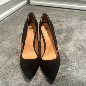 La strada klackskor - Fina svarta klackskor från La strada med gulddetaljer, storlek 40, fint skick, endast använda några gånger.