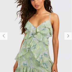 sommarklänning  - jättesöt sommarklänning från boohoo som aldrig är använd, strl M men passar mer S/xs nypriset är 470kr