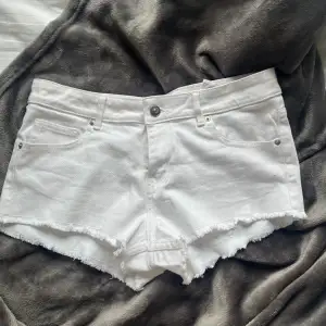 Vita lågmidjade jeansshorts i nyskick!🥰