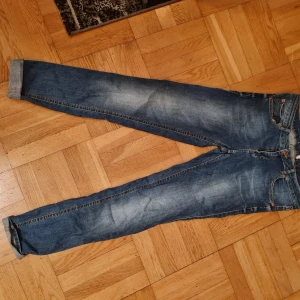 Jeans  - Jeans från märket gina tricot i bra skick, det enda som är fel på dom är det som syns på bilden med den vita lappen men det är inget som påverkar funktionen eller utseendet när dom sitter på i övrigt är dom I bra skick.  Dom är i storlek 44