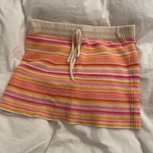 Virkad kjol - Jättefin virkad kjol från pull&bear som är perfekt till sommaren och stranden☀️I nyskick och bara använd ett par fåtal gånger.💕 Skriv för fler bilder eller frågor. Nypris 350  