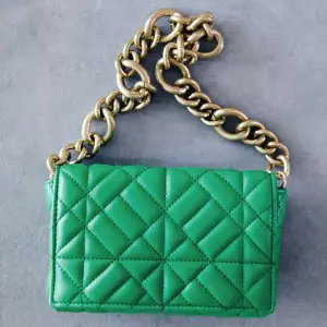 Superfin grön väska som köptes från Zara, pris kan diskuteras :)