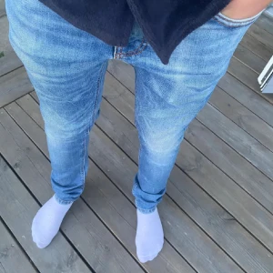Nudie jeans!! - Mått 28/32. Ett par riktigt feta Nudie. Säljer pga att de inte passar. Inga märken eller slitnader. Kontakta gärna leverans inom 24h efter köp.
