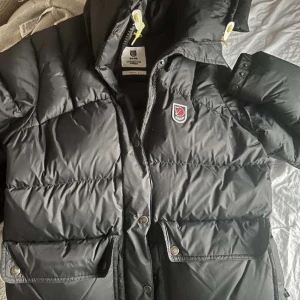 Fjällräven jacka - Hej igen! En mycket fin fjällräven jacka i storlek S💎 mycket fint skick utan skråmor eller sådant och hoppas nån vill ha denna fina jacka! Skriv för fler bilder🥰 hoppas ni gillar den🙈🌹