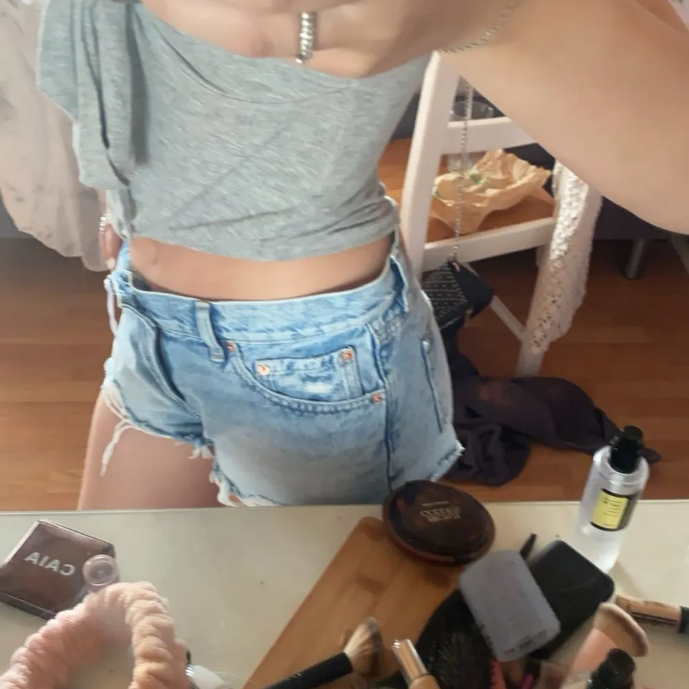 Jätte fina shorts som bara har används 1 gång för dom är lite stora i midjan på mig!💕 men verkligen jätte fina och i jätte bra skick. Pris kan diskuteras. Shorts.