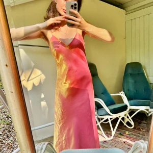 Super fin balklänning  - Säljer min super fina balklänning i en aprikos, rosa skimmarande färg.  Lite figursydd vid midjan annars rak i passformen.  Går hela vägen ner i backen på mig som är 168.  Frakt tillkommer  Skriv vid intresse 🫶🏻