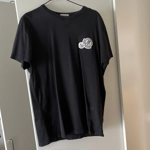 Moncler t-shirt - Moncler t-shirt i ganska bra skick 7/10 använd men fortfarande bra skick. Snabb affär lägre pris. Strl L men passar mindre.  