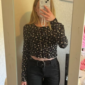 Blommig tröja  - Extremt fin tröja knappt aldrig använd köpt nypris 300kr typ på fifty-fifty Har djur i hemmet den är storlek M men skulle passa även på dem som har stl S