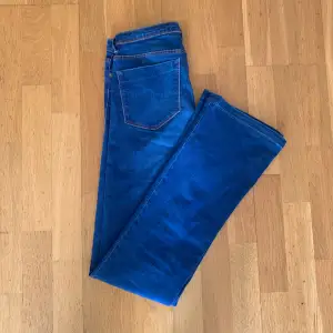Lågmidjade utsvänga jeans från Zara i storlek 36 🌸