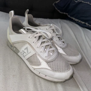 EMPORIO ARMANI EA7 skor  - Vita Armani skor köpta för 2000kr  2 år sen   Dom är storlek 42 men känns mer som 43 