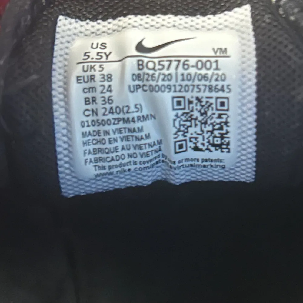 Helt nya Nike air Max 270 som är aldrig använd säljs pga av att storleken är för stor för mig, kontakta mig för mer information😁 pris kan diskuteras vid snabb äffär. Skor.