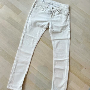Dondup jeans - Säljer dessa as fräcka dondup jeans i nyskick! Storlek: 31! Modellen heter George & jeansen är köpta på United Fashion! Nypris: 4200kr