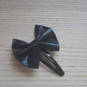 Hårspänne med rosett - Kan användas till pyssel eller som accessoar. Vid funderingar skicka gärna pm. Pris är diskuterbart 💗😊