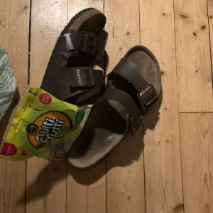 Birkenstock  - Säljer mina feta Birken tofflor. Godiset medföljs på högra tofflan och sunsen kan diskuteras vid rätt pris. Skick 50/100 pgr av mycket fotsvett och fotsvamp under våren men är bra för dig med hög BMI.