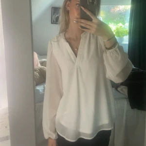 Vit blus - Använd en gång, som ny. Köpt för 400, pris går att diskutera 