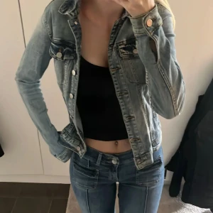 jeansjacka - blå jeansjacka från vila clothes i storlek xs men passar mig som har s