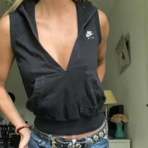 Nike linne - Nike linne med luva i lite tjockare material. :)