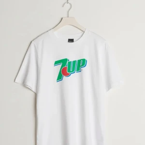 T-shirt med tryck  - Vanlig vit T-shirt med 7 Up märket på från Gina Tricot  🤍
