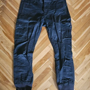 Cargobyxa - Snygga cargobyxor från Emilio. Använda fåtal gånger!
