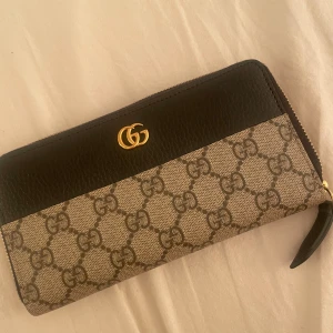 Gucci plånbok - Använd några gånger. Har tyvärr inte kvar kvittot men har leveransbekräftelsen från Gucci. Dust bag finns kvar 