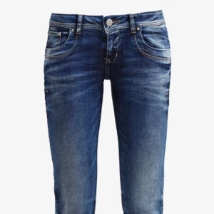 LTB jeans - Säljer mina super snygga ltb jeans som jag älskar så mycket! De passar till allting och är perfekt lågmidjade. Jag säljer dessa för att de tyvärr blivit för korta för mig. De är väldigt efterfrågade och är slutsålda! De är inprincip som nya.