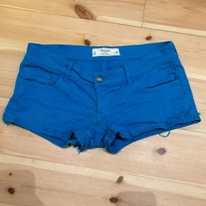 Lågmidjade jeansshorts - Säljer dessa klarblåa lågmidjade jeansshorts från Gilly Hicks💕W28 och är ca 90 cm i midjemått hela vägen runt(är mer som färgen på den tredje och fjärde bilden, hade dålig belysning på mina)💕