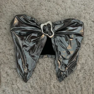 Topp - säljer denna SUPERFINA topp. Fungerar utmärkt till fest!! Jag märkte att jag köpt fel storlek efter jag klippte bort lappen, så därför säljer jag den. Aldrig använd💖