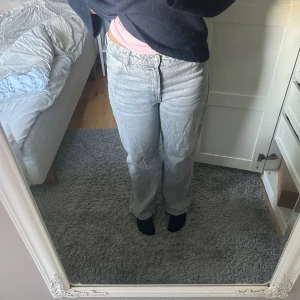 Ljus grå jeans - Jätte snygga loose fit jeans från Bershka! Storlek 42! Relativt nyskick. Säljer då jag inte har användning för dom! 