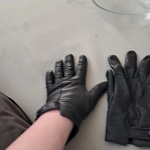 Svarta läder handskar äkta läder - Bra skick nästan helt oanvända 