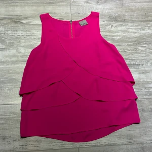Toppar - Topp från vero Moda använd bara en gång, m e fina detaljer och färg. Normal i storlek och i mycket bra skick.