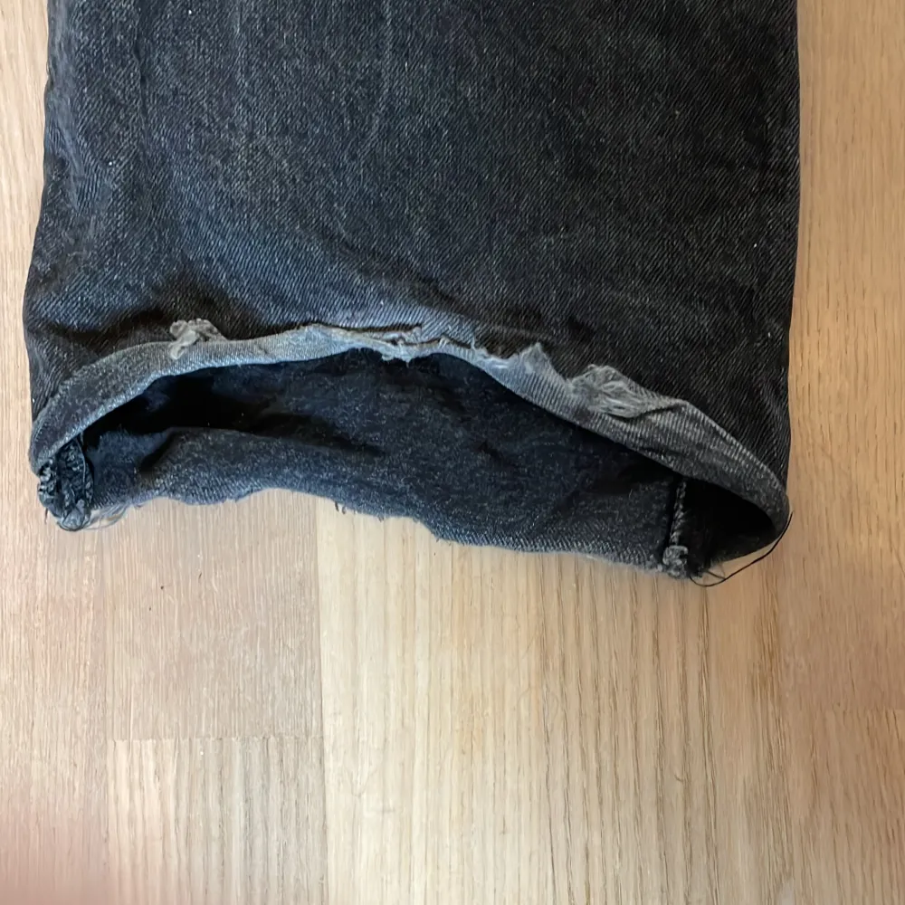 Bekväma tunna jeans. De enda skadorna är de som syns på bilderna, längst ned på benen. Annars är dem i mycket bra skick. Totallängd 111 cm innerbenslängd 79 cm midjebredd 33 cm.. Jeans & Byxor.