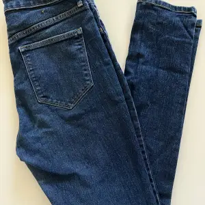 Blå high waist/högmidjade skinny ankle/avsmalnad ankel jeans från H&M. I väldigt bra skick. Storlek 28, normal i storleken. Upphämtning i Malmö möjligt. 