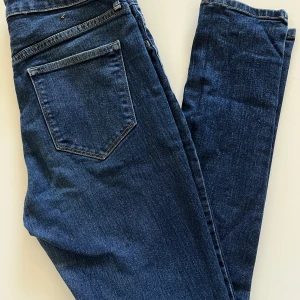 Blå högmidjade H&M jeans - Blå high waist/högmidjade skinny ankle/avsmalnad ankel jeans från H&M. I väldigt bra skick. Storlek 28, normal i storleken. Upphämtning i Malmö möjligt. 
