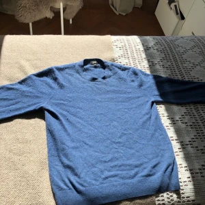 Blå uniqlo Kashmir pullover - En fin blå Kashmir tröja sorlek S. Har använts men är i väldigt kort skick