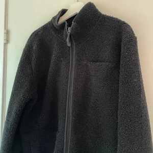 Fleece jacka  - Fleecejacka som inte kommer till användning. Storleken är M och skicket är mycket bra. Den skulle behöva rollas eftersom den enkelt drar till sig ludd från filtar osv. 