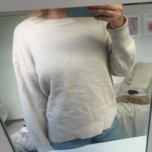 SoftGoat tröja - Säljer denna rundhalsade tröja ifrån SoftGoat! Varken modellen eller färgen finns kvar i deras nuvarande sortiment!❣️ färgen är lite vit/rosa liknande! Storlek M!❤️‍🔥