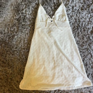 Vit klänning  - Superfin sommarklänning 