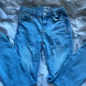 Blåa jeans köpta från Lager 157 använd flera gånger men tyvärr växt ur, kontakta mig om du vill ha mer bilder eller mer information❤️