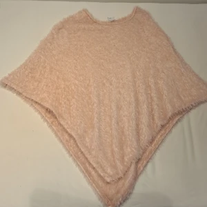 Poncho - Jag säljer den här eftersom den är för liten och används inte längre. OBS den har ett hål i sig. 